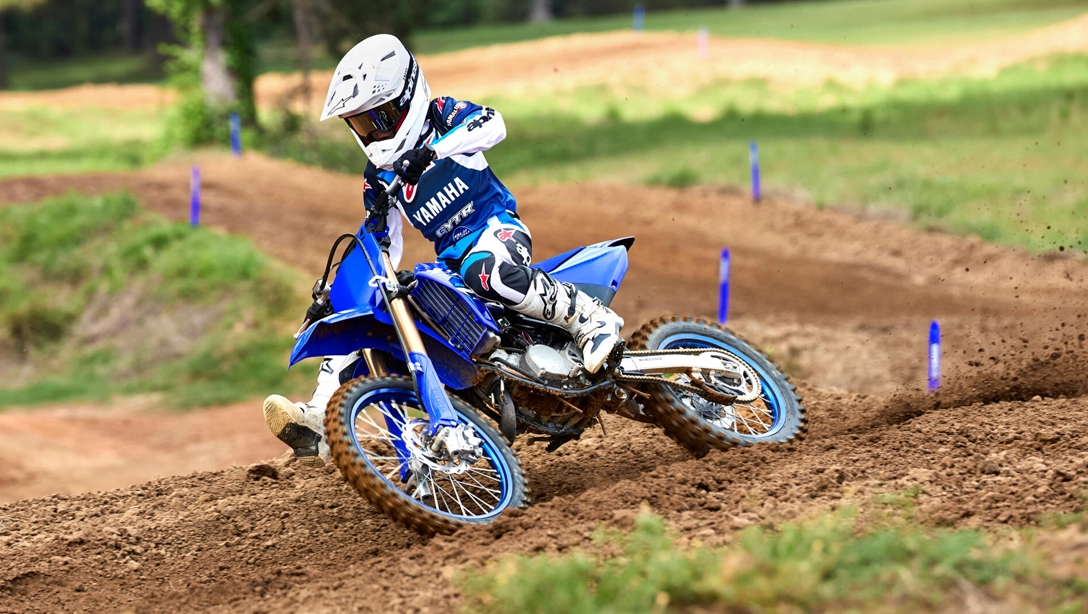 Vue latérale de la Yamaha 2026 YZ85 sur fond noir