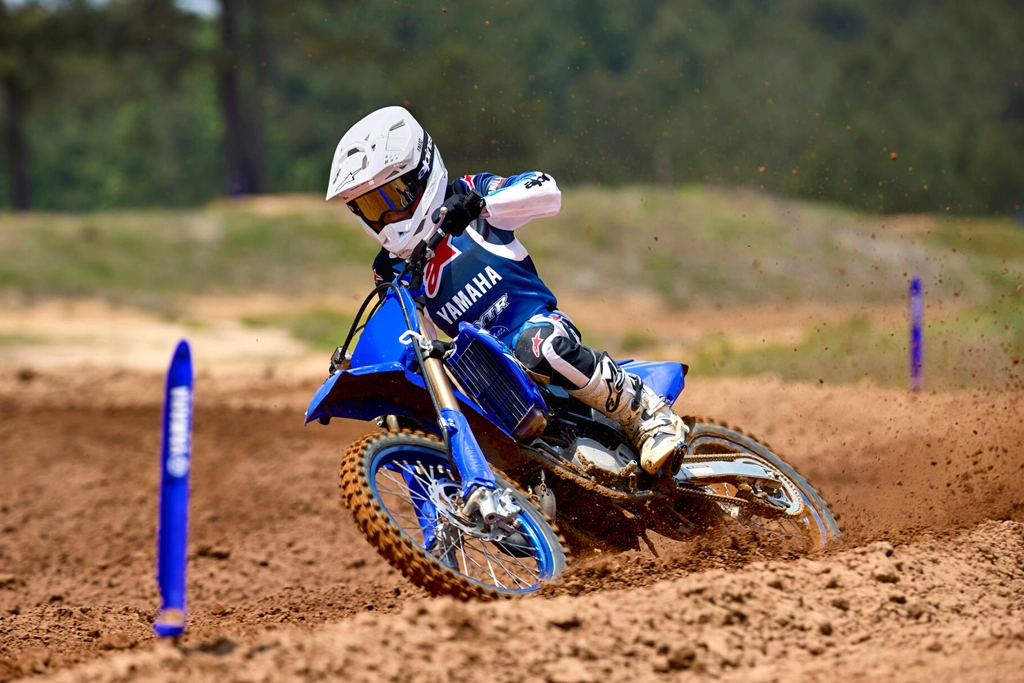 Yamaha 2026 YZ85 en action sur circuit de motocross