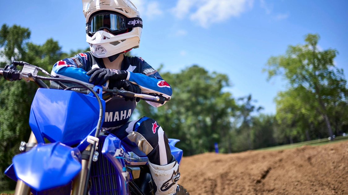 Vue avant de la Yamaha 2026 YZ85 sur piste
