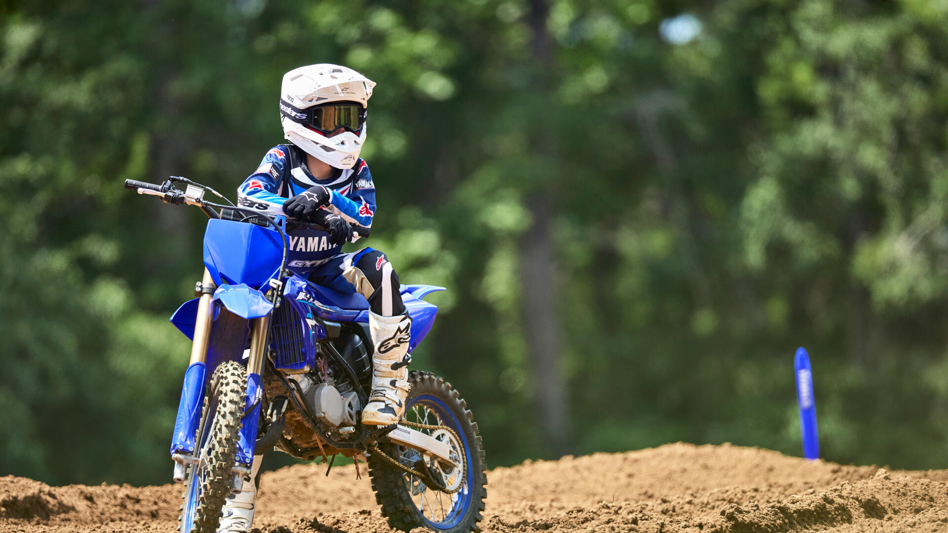 Jeune pilote sur la Yamaha 2025 YZ85 franchissant une bosse