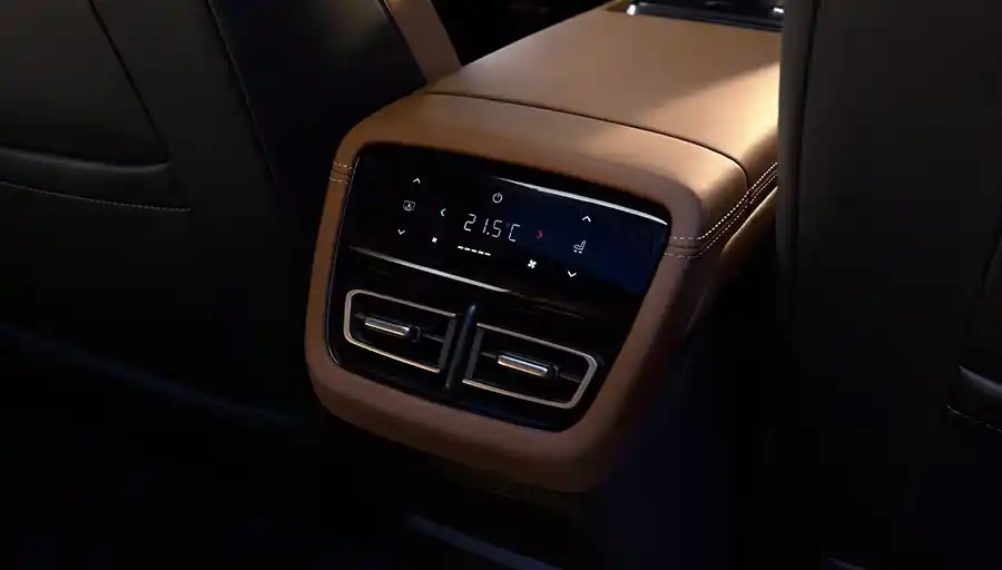 réglages arrières de la climatisation de la Mazda 6e électrique