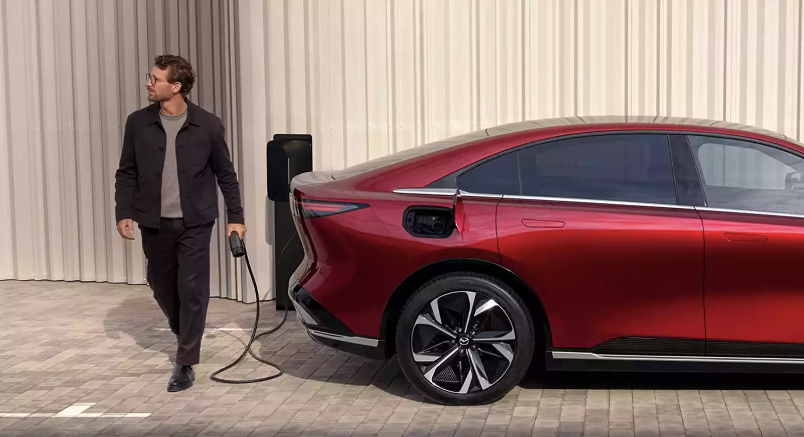 Vue arrière de la Mazda 6e 2026 sur borne de charge Groupe Chevalley
