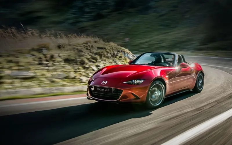 Mazda MX-5 Roadster sur route