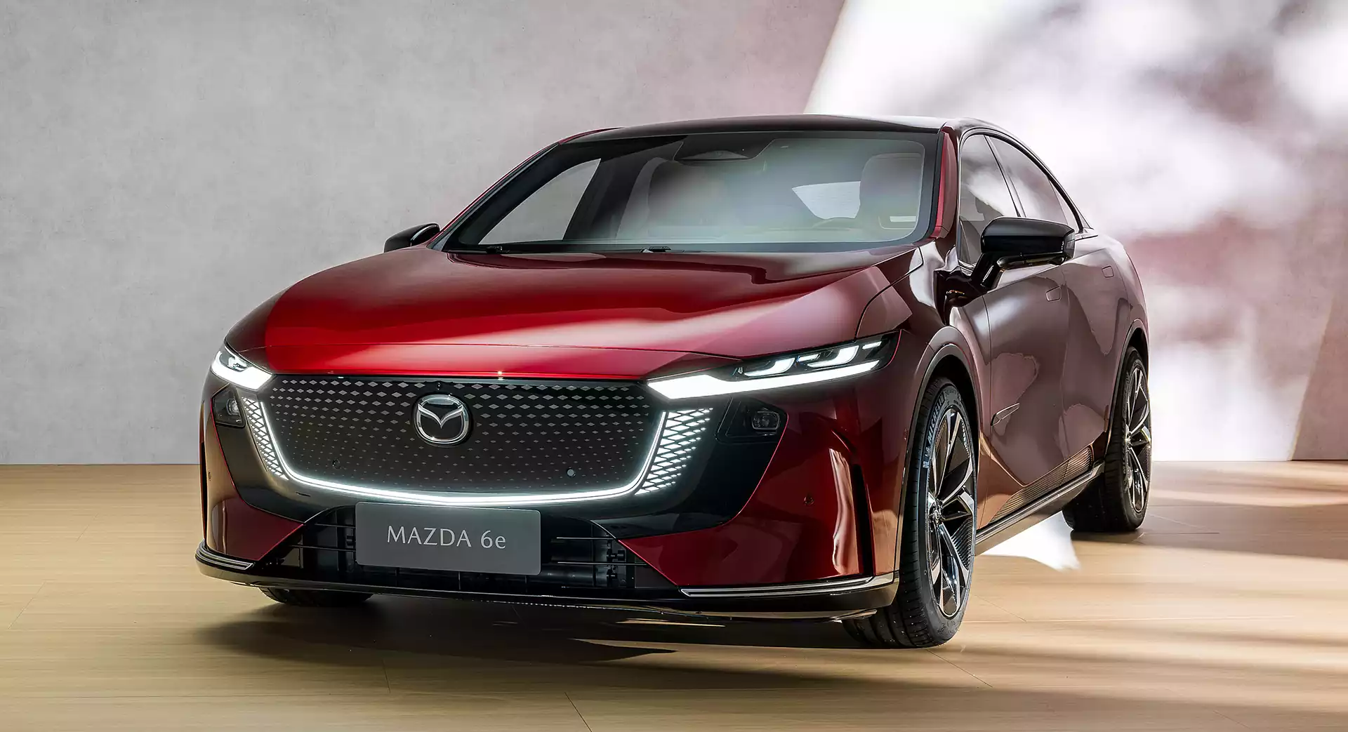 Vue avant de la Mazda 6e à Genève Groupe Chevalley