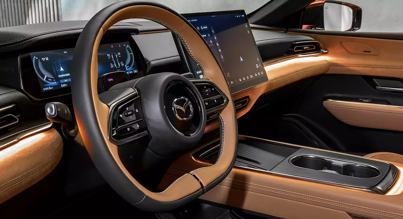 Vue du volant multifonctions de la berline électrique Mazda 6e
