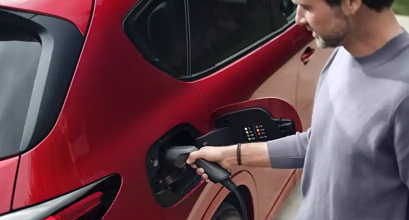 gros plan sur la charge du Mazda CX-60 Groupe Chevalley