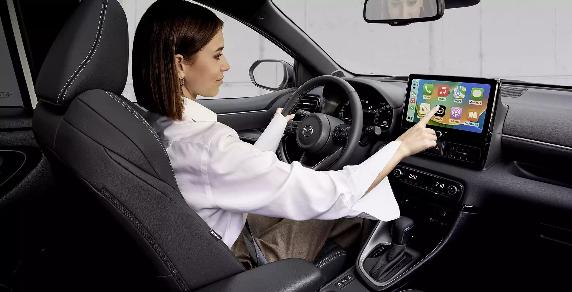 vue intérieur avec conductrice de la Mazda2 hybrid 2024