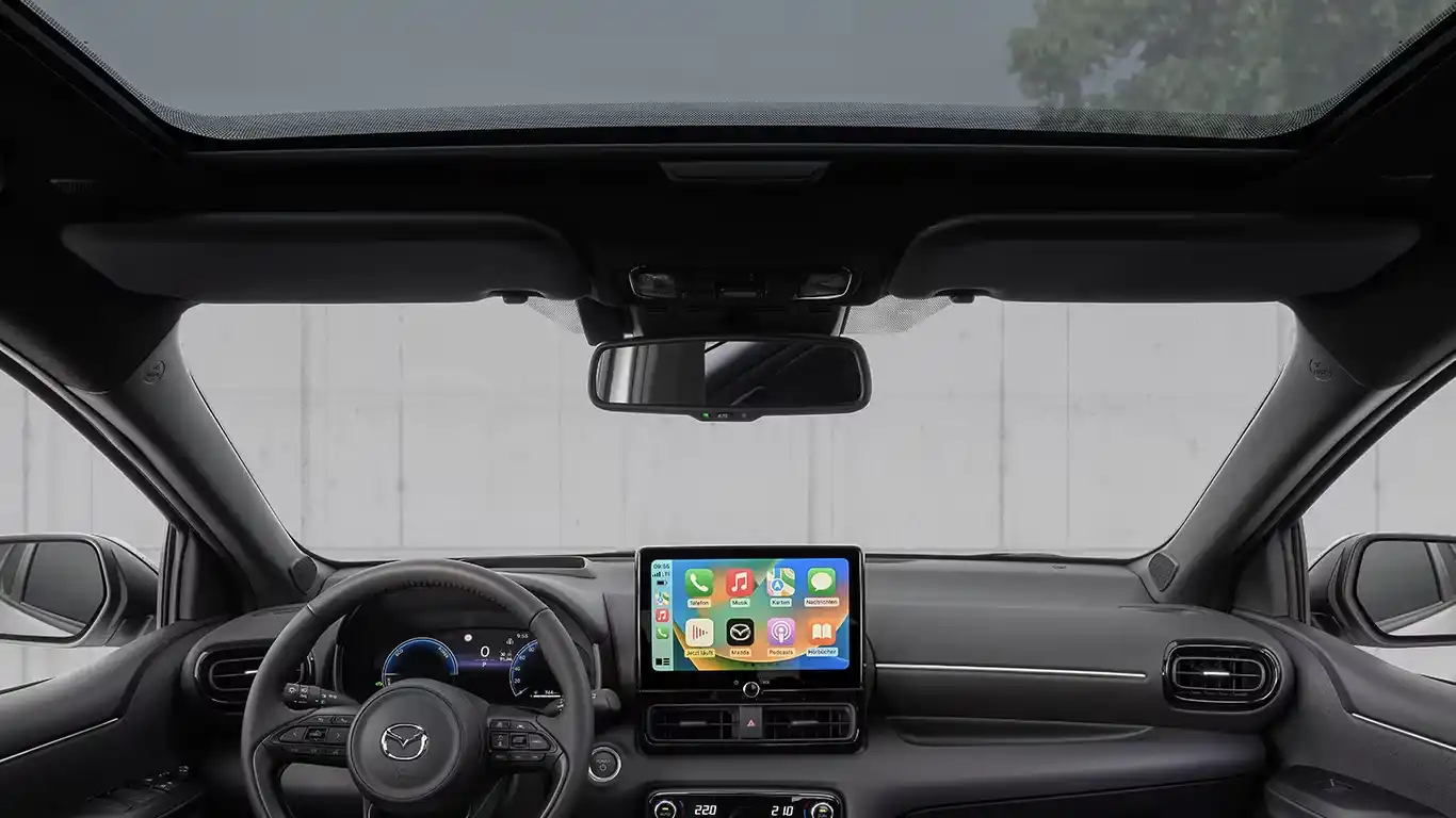 Large toit panoramique intérieur de la Mazda2 Hybrid Groupe Chevalley
