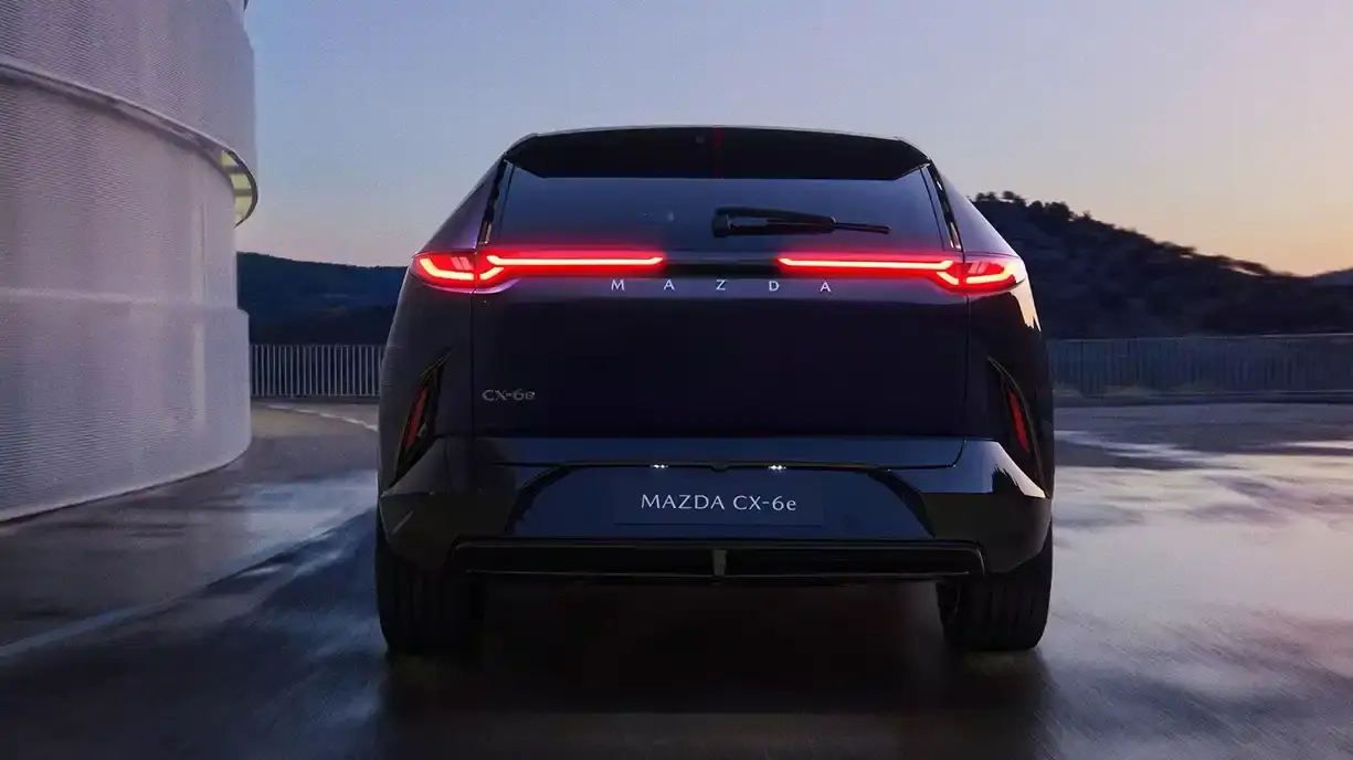 Vue arrière du mazda cx-6e Groupe Chevalley