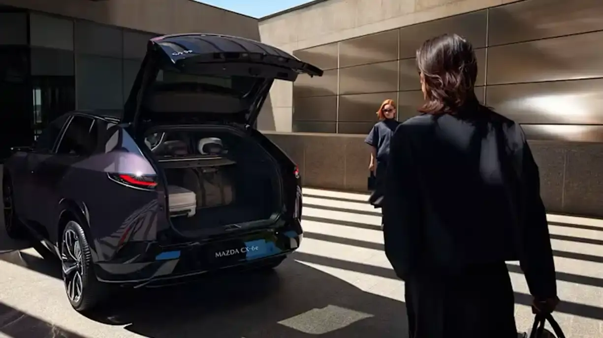 Espace de chargement modulable du Mazda CX-6e groupe chevalley