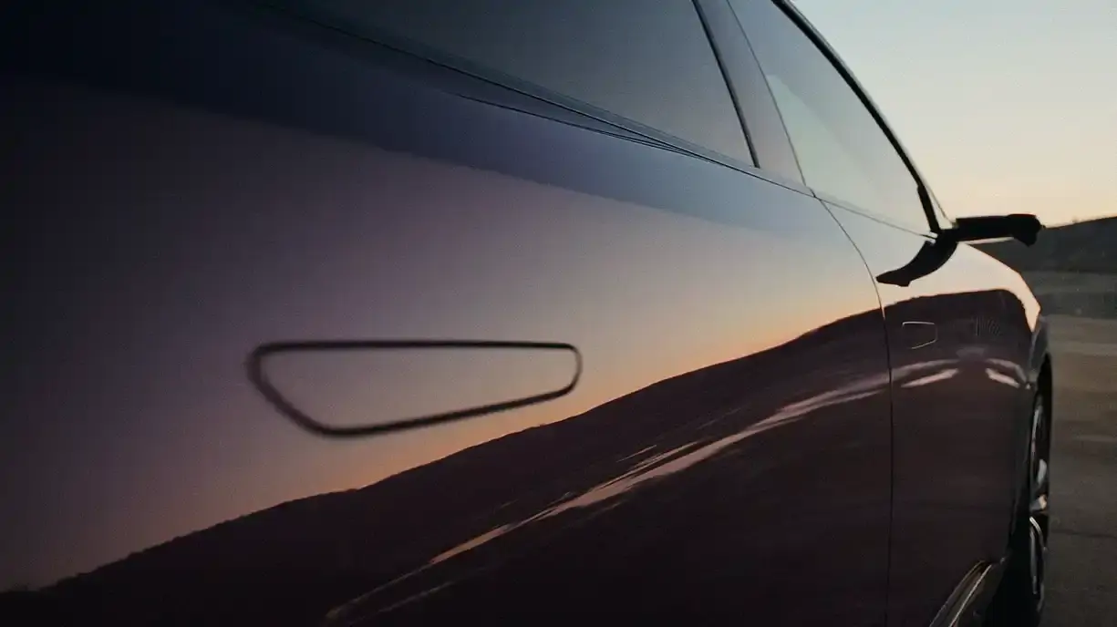 Portières sans encadrement avec poignées affleurantes de la MAZDA CX-6e SUV électrique