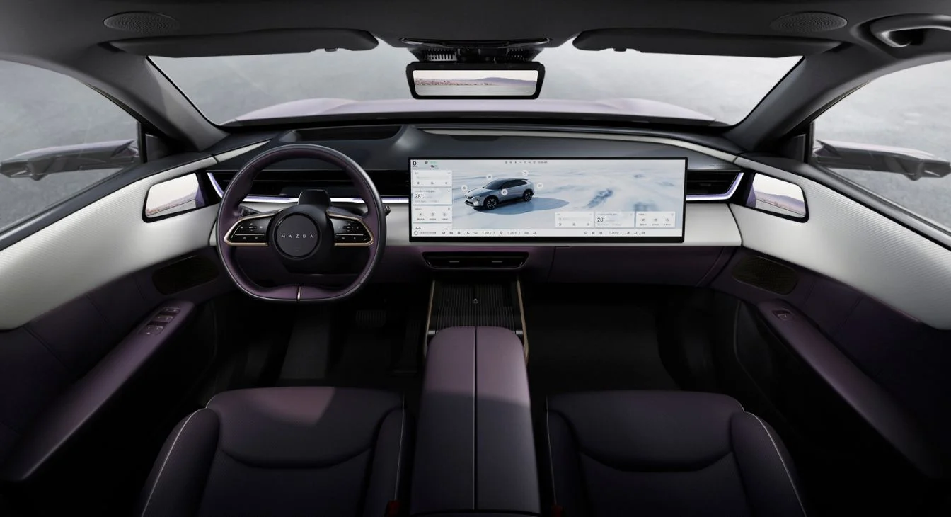 Vue du volant multifonctions du SUV électrique Mazda CX-6e