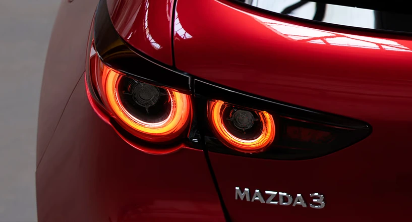 MAZDA-3 Chevalley - vue zoom phare