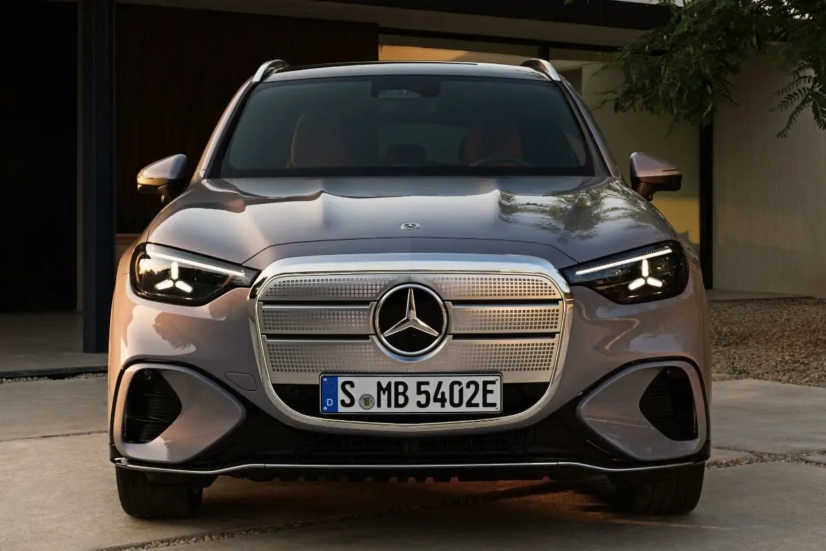 face avant de la voiture mercedes SUV 
