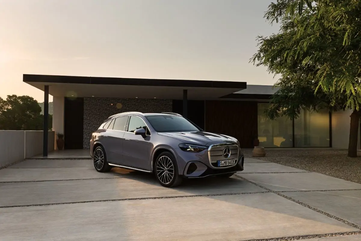 coté de la voiture mercedes SUV 