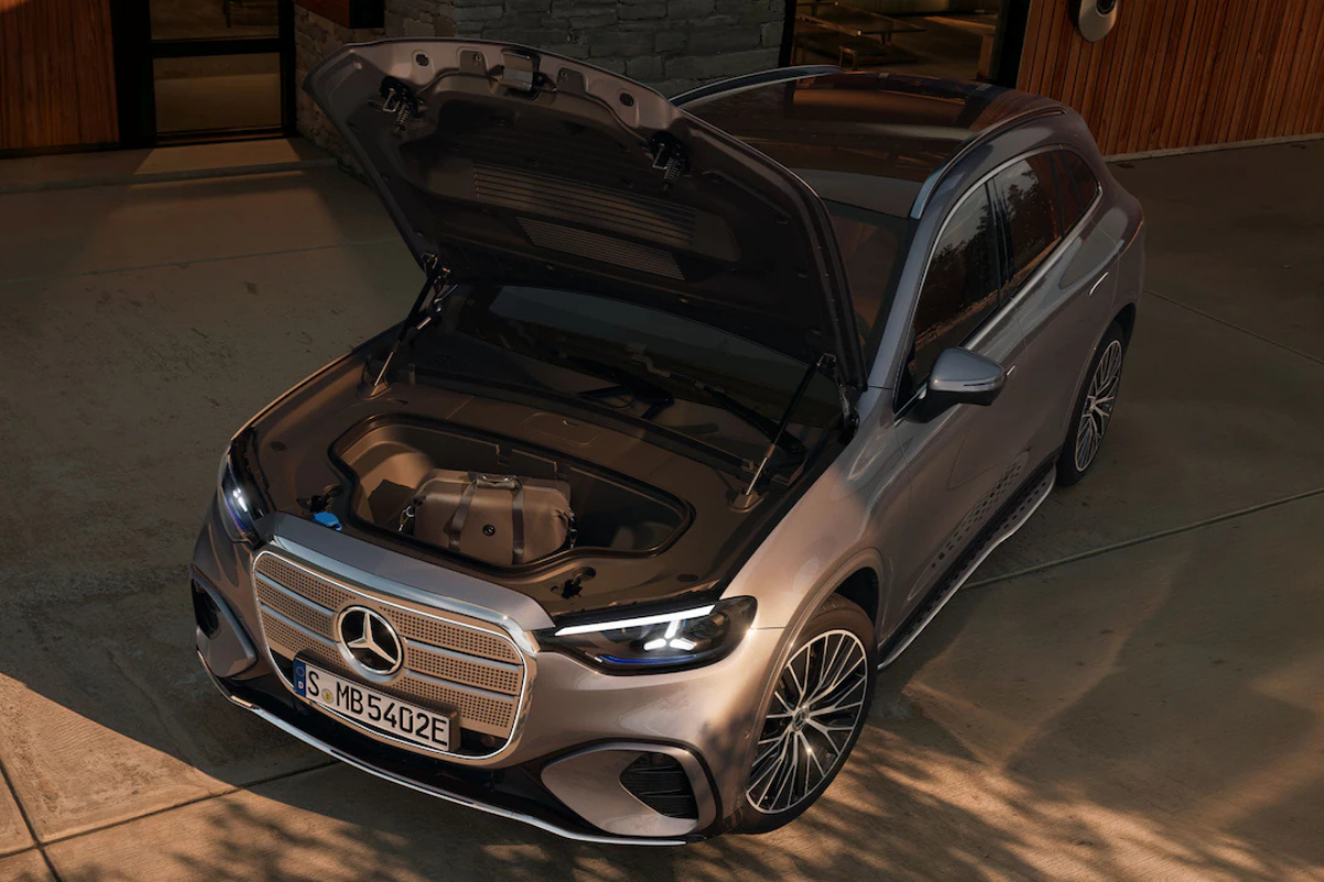 coffre avant de la voiture mercedes SUV 