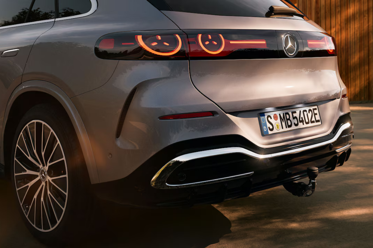 face arrière de la voiture mercedes SUV 
