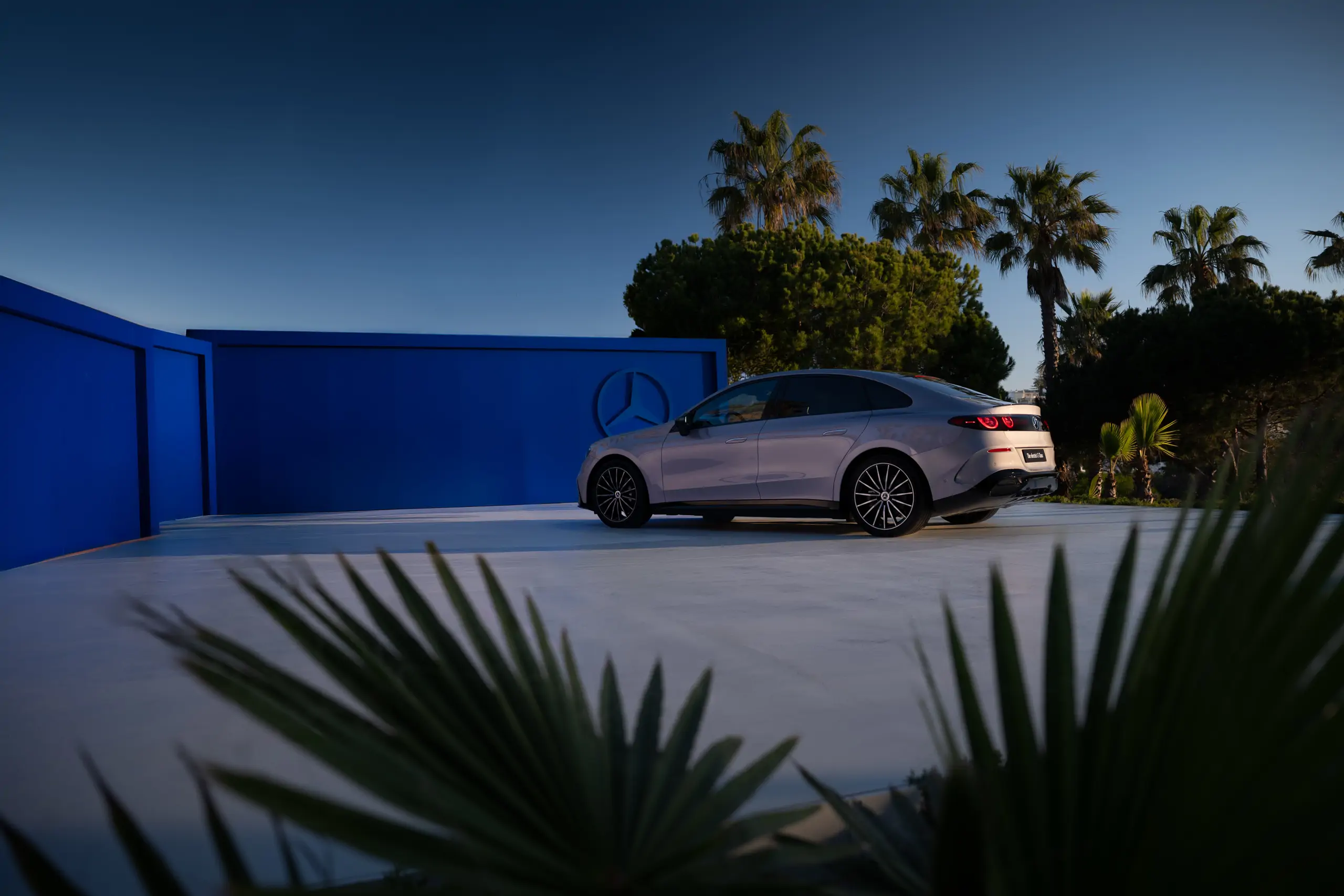 https://s3-sxb.aci-cloud.com/prod/mercedes-emb/galerie/Mercedes_Benz_classe_c_electrique_face_arri_re_lat_rale_gauche_vue_de_nuit_grise_20260908113313.webp