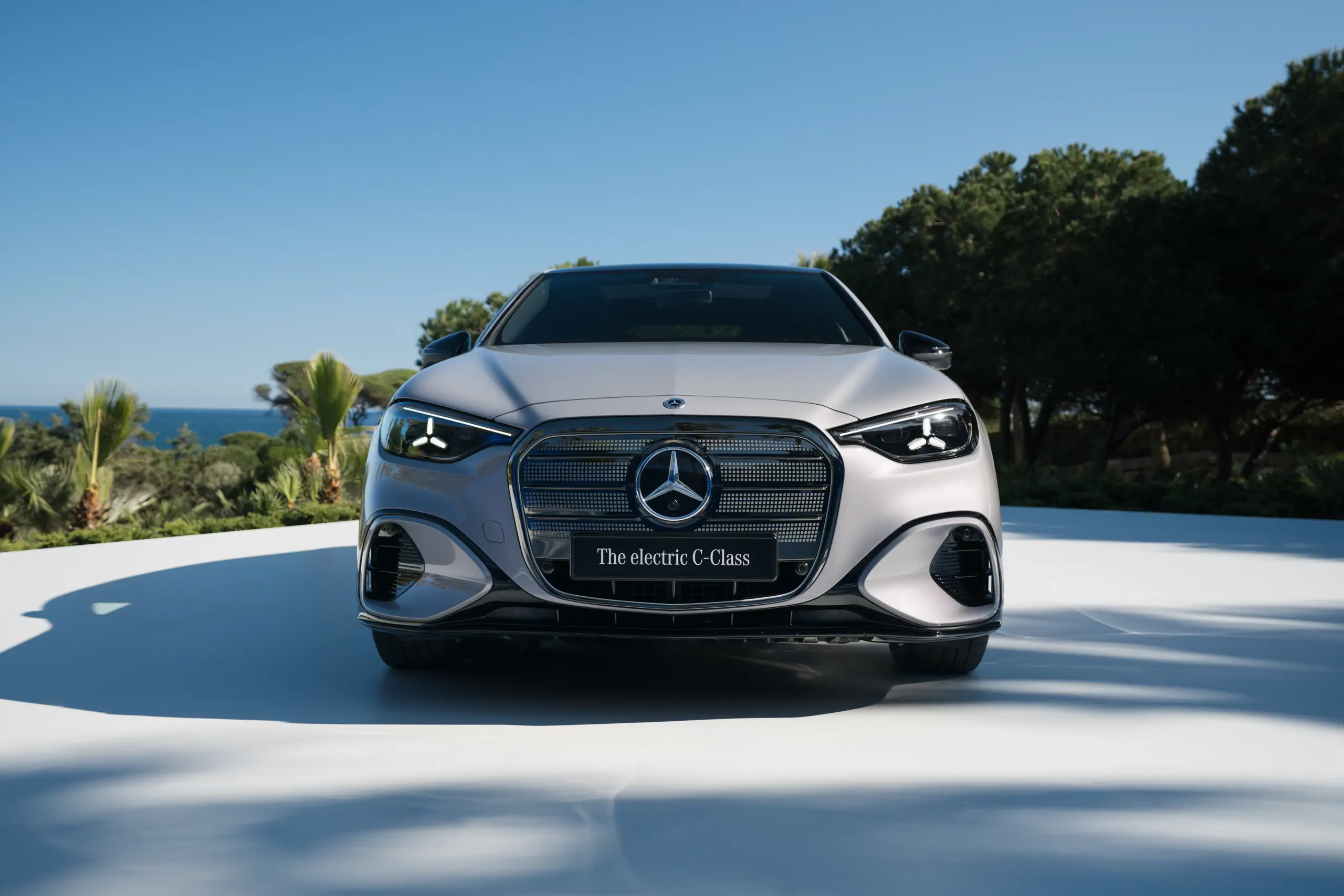 Mercedes-Benz Classe C électrique grise vue de face, mettant en valeur sa nouvelle signature lumineuse.