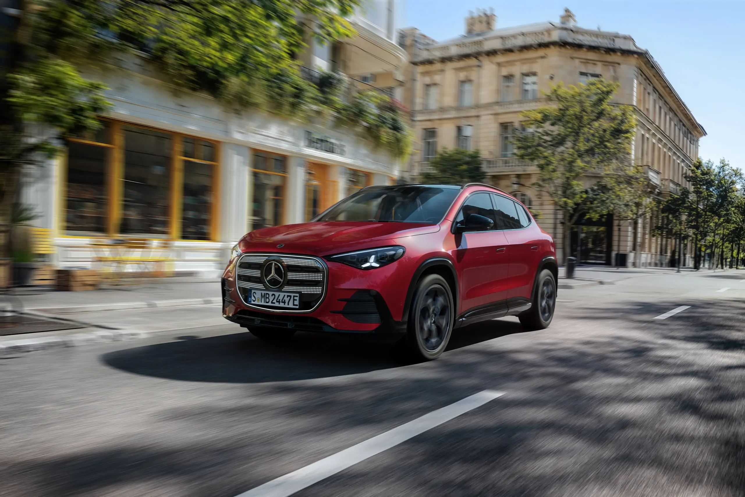 Mercedes-Benz GLA 100 % électrique rouge vu de face sur la route