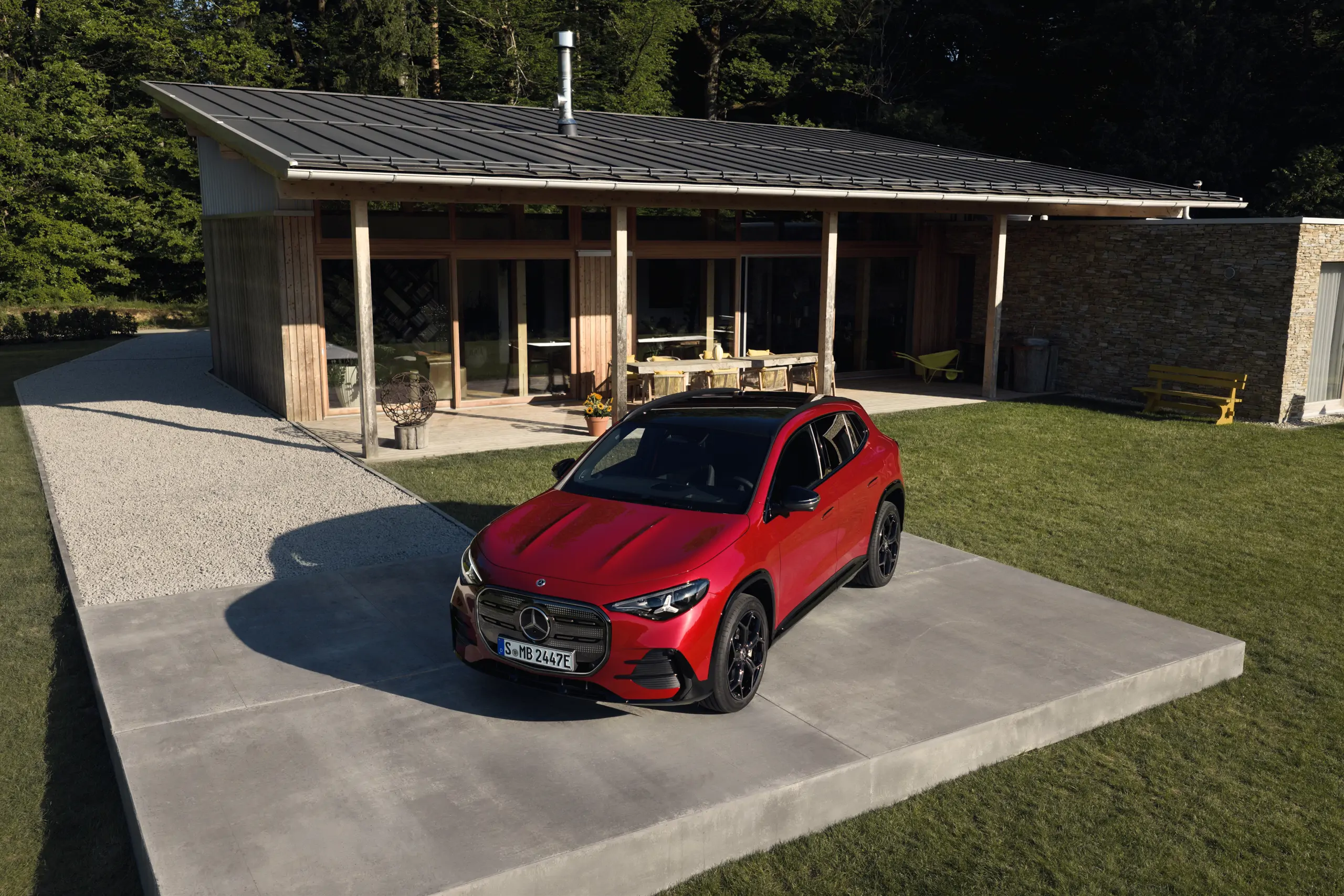 Prise de vue panoramique du GLA électrique avec un arrière plan de maison