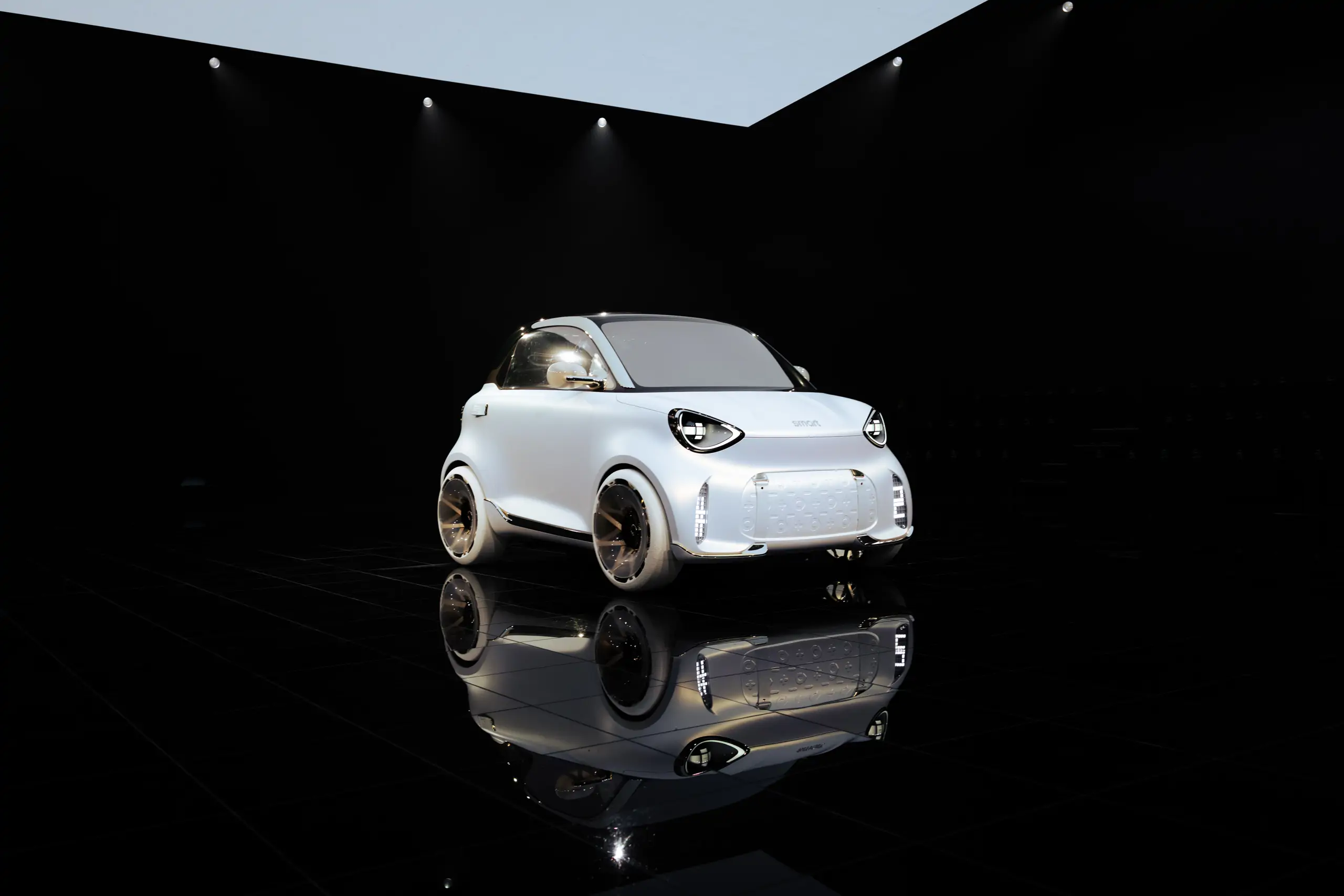 https://s3-sxb.aci-cloud.com/prod/mercedes-emb/galerie/smart2_design_exterieur_face_avant_cote_loin_20260814100347.webp