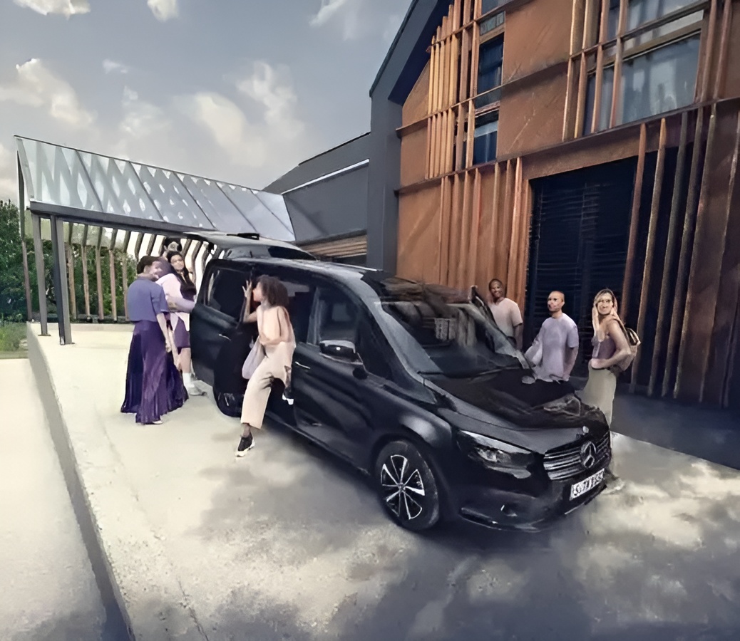 Mercedes-EMB - Classe T - Vue scène avec personnes