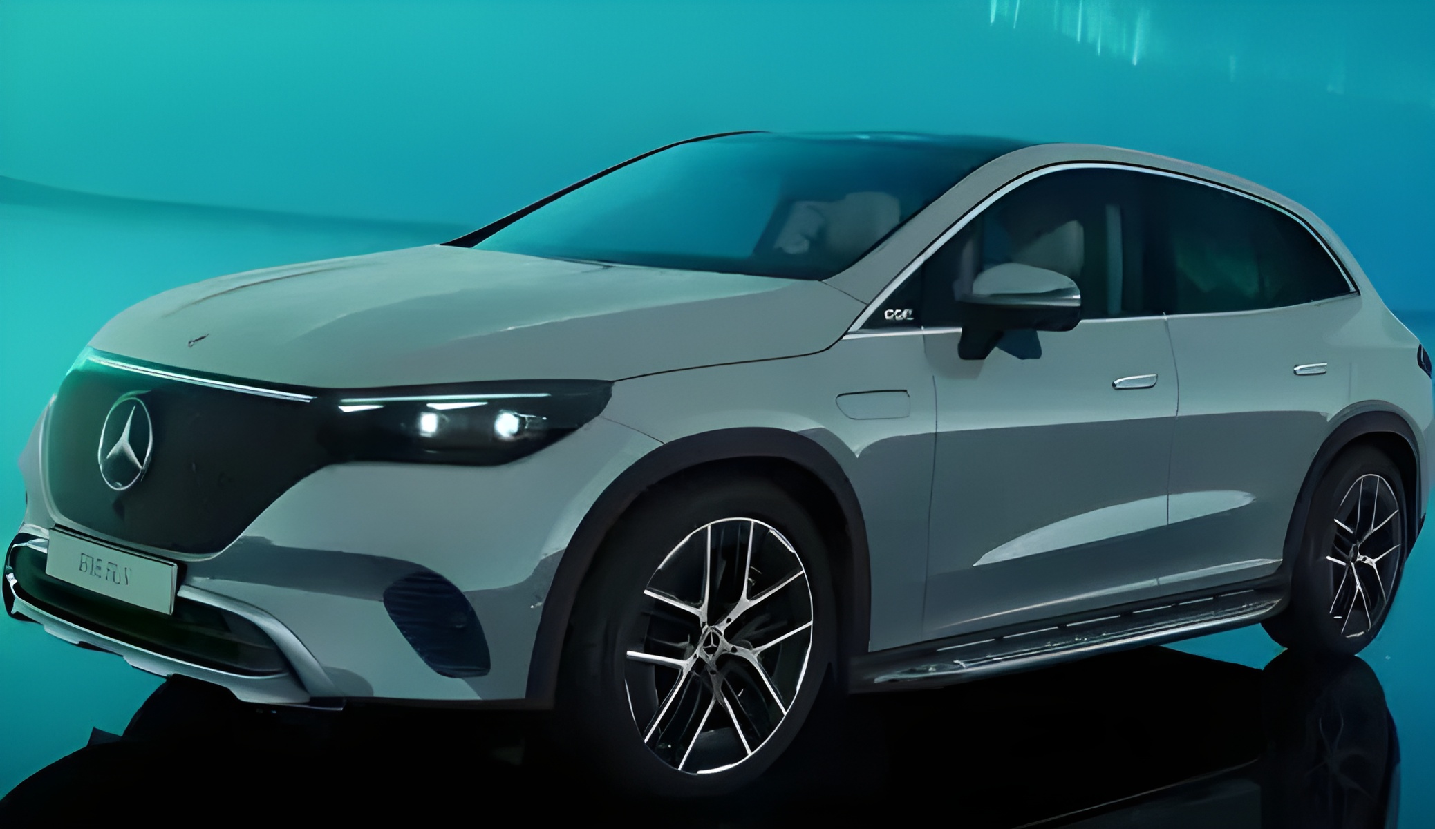Mercedes-EMB - EQE SUV- Vue trois quart avant