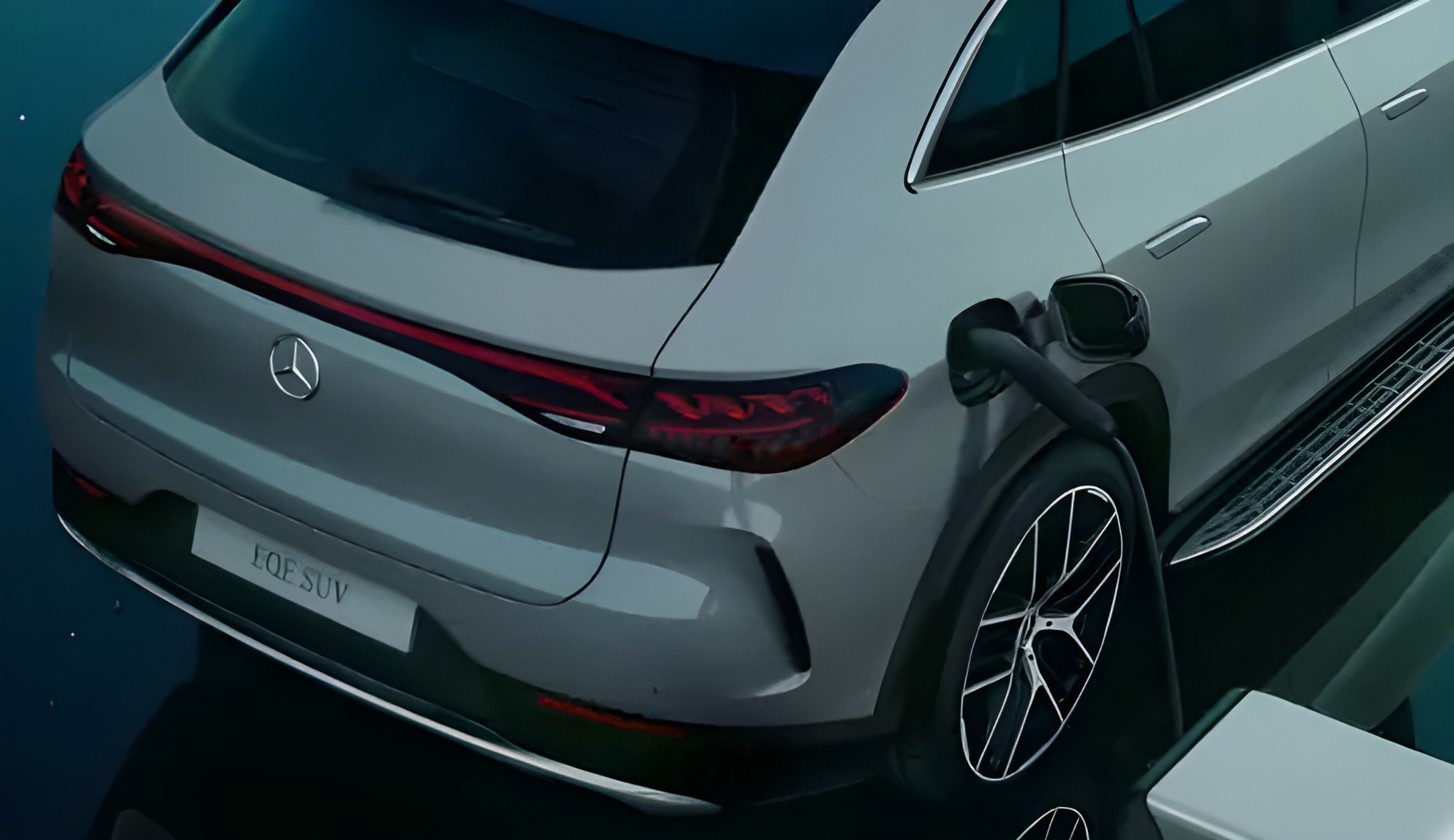 Mercedes-EMB - EQE SUV- Vue arrière recharge