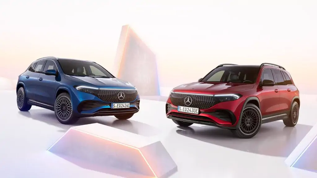 Mercedes-Benz EQA bleu et EQB Rouge sur fond futuristique
