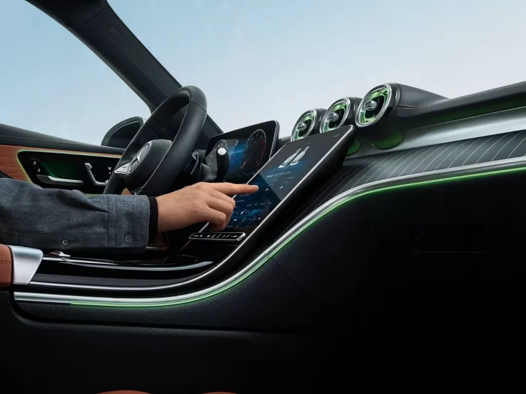 Mercedes Huillier - Classe C all-terain onglet technologie