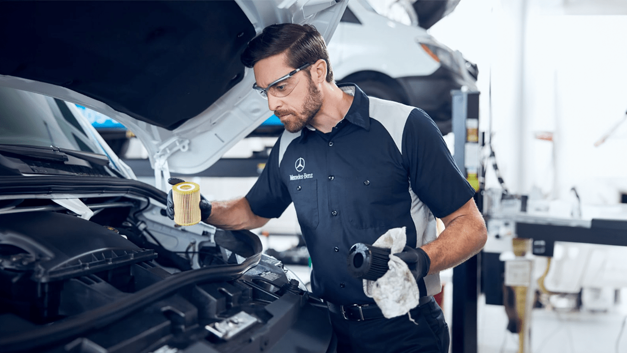 Mécanicien Mercedes-Benz travaillant sur un moteur