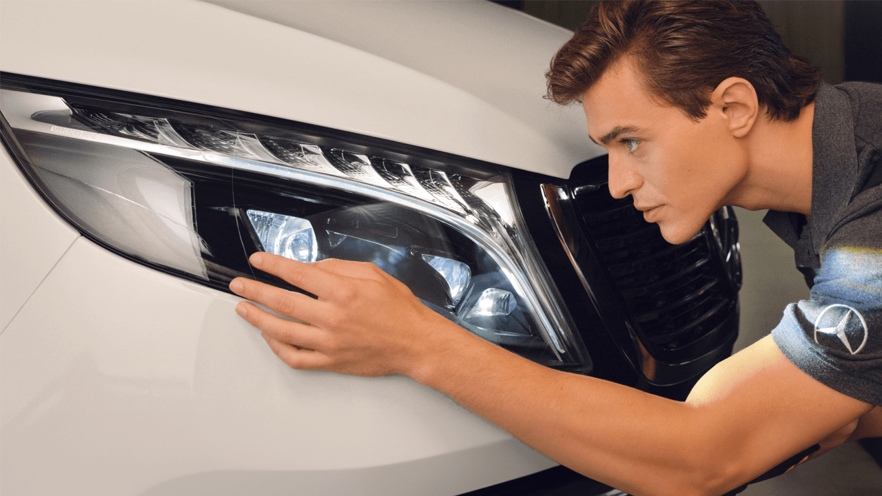 Mécanicien Mercedes-Benz devant un phare LED