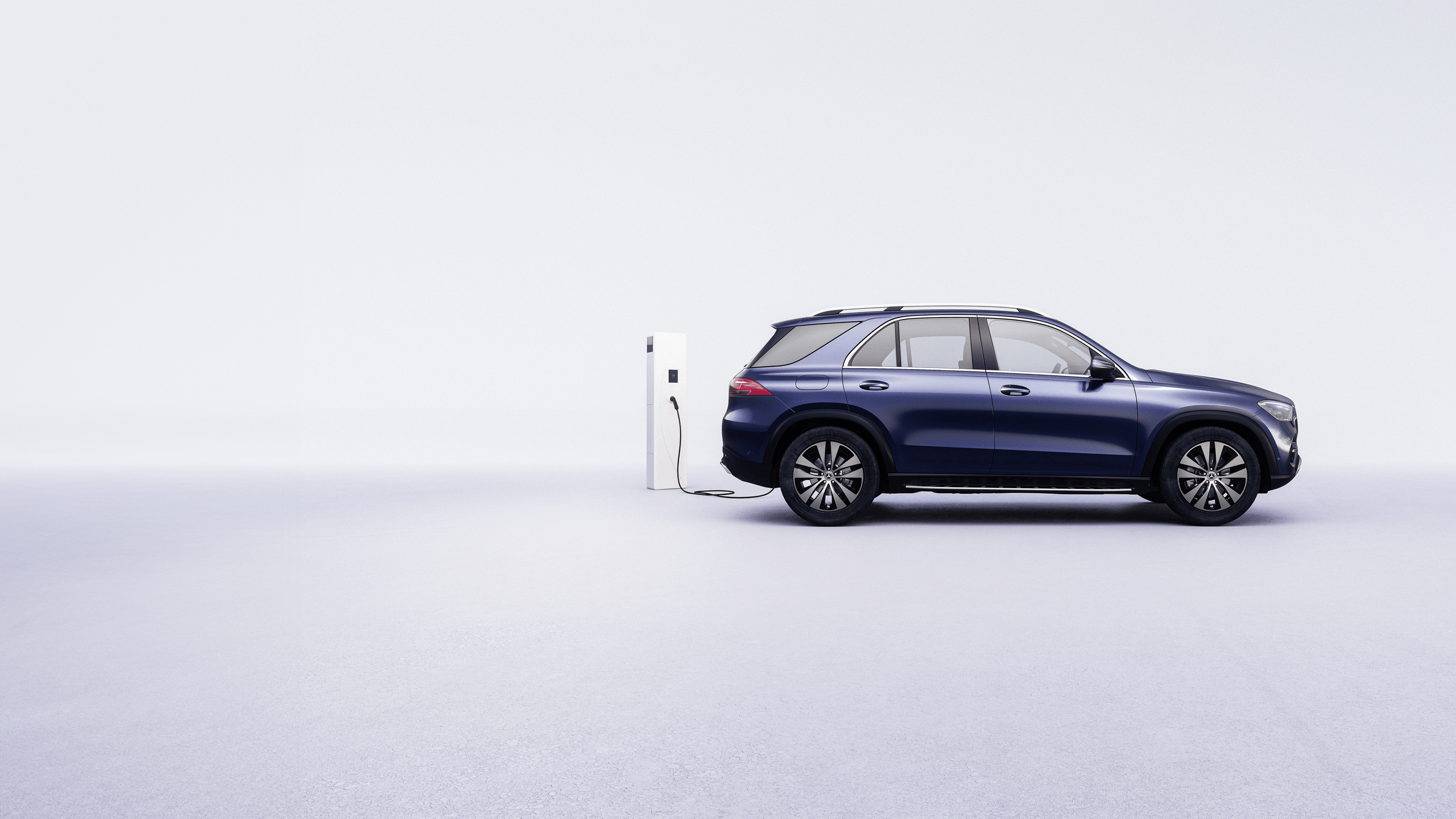 Mercedes GLE en version hybride rechargeable, branché à une borne de recharge