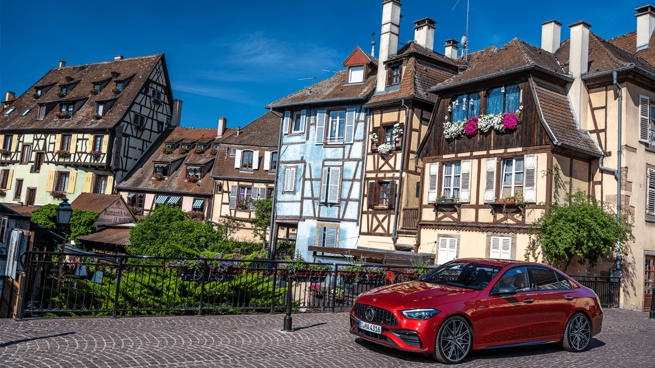 Mercedes en finition rouge dans les rues de Colmar