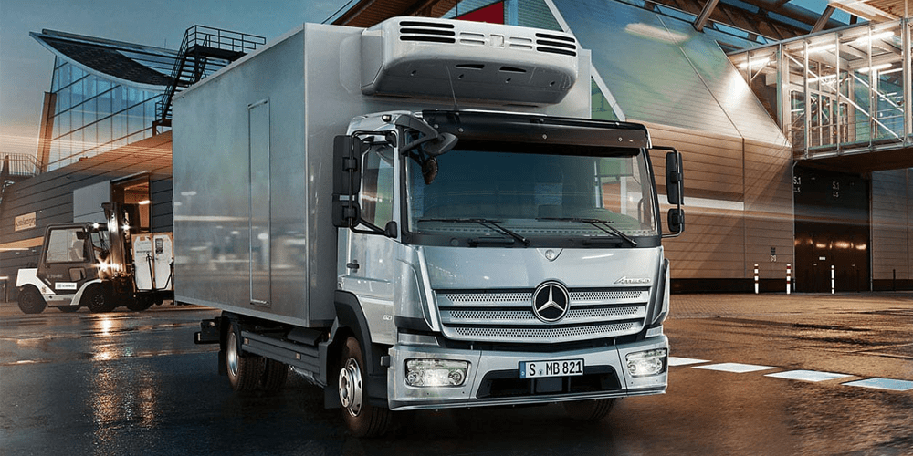 Atego de nuit sous la pluie