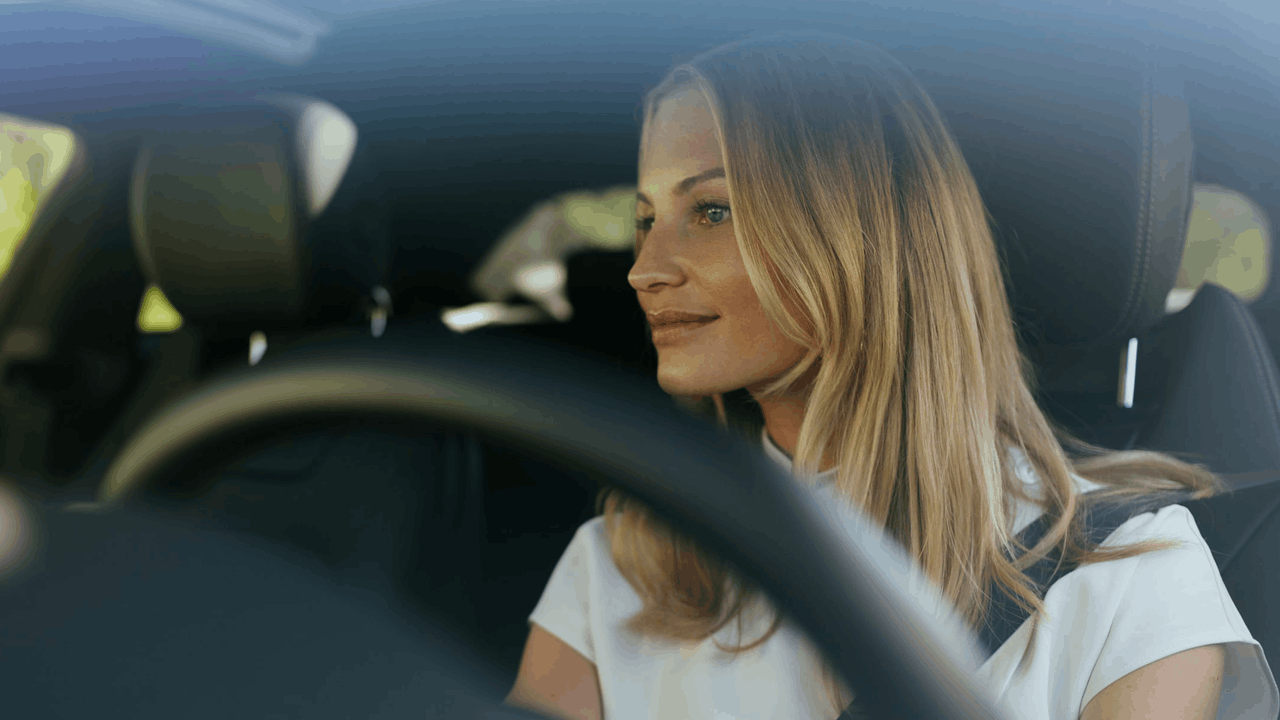 Femme au volant de sa Mercedes