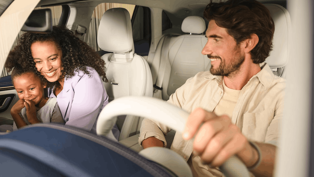 Couple au volant de sa Mercedes