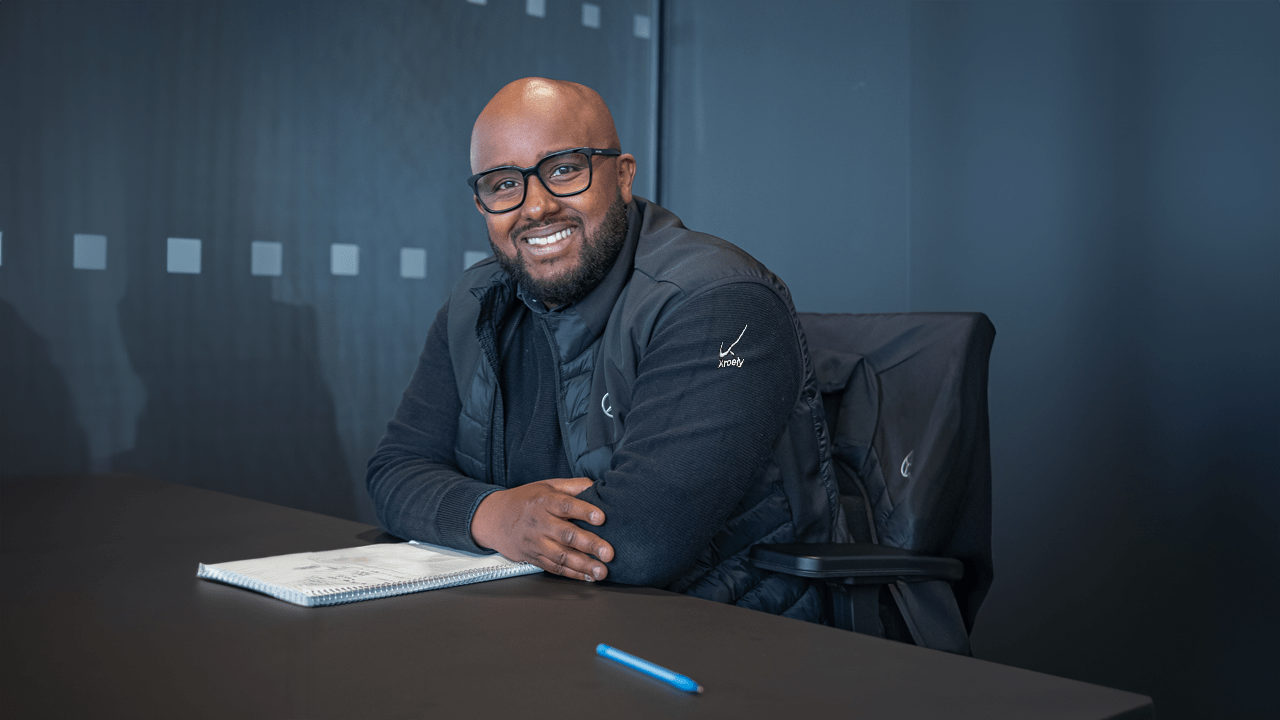 Conseillère Mercedes-Benz avec une voiture Mercedes en arrière plan 