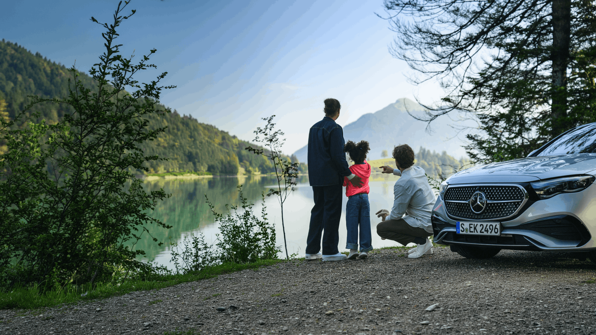 Famille devant sa Mercedes