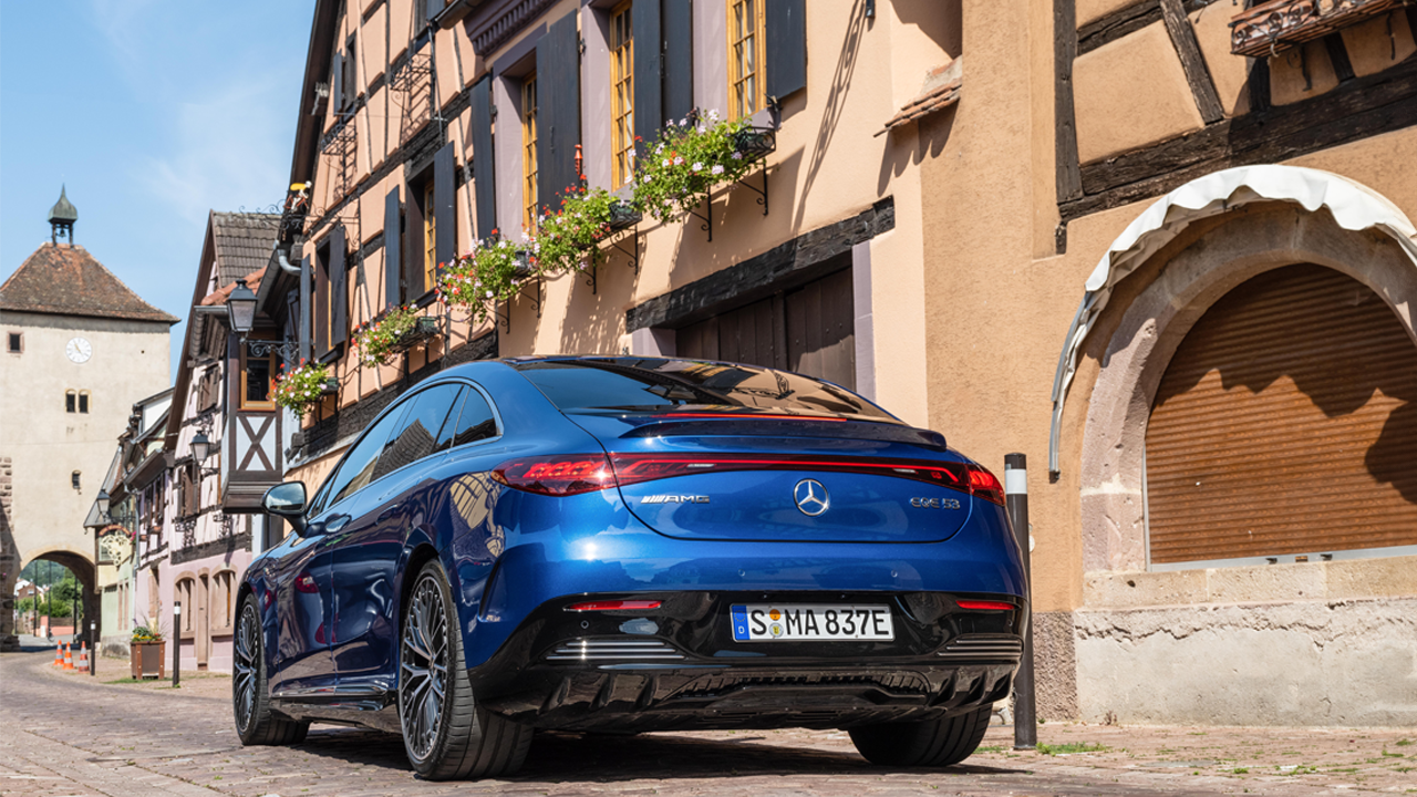 Mercedes-Benz EQE en finition bleue