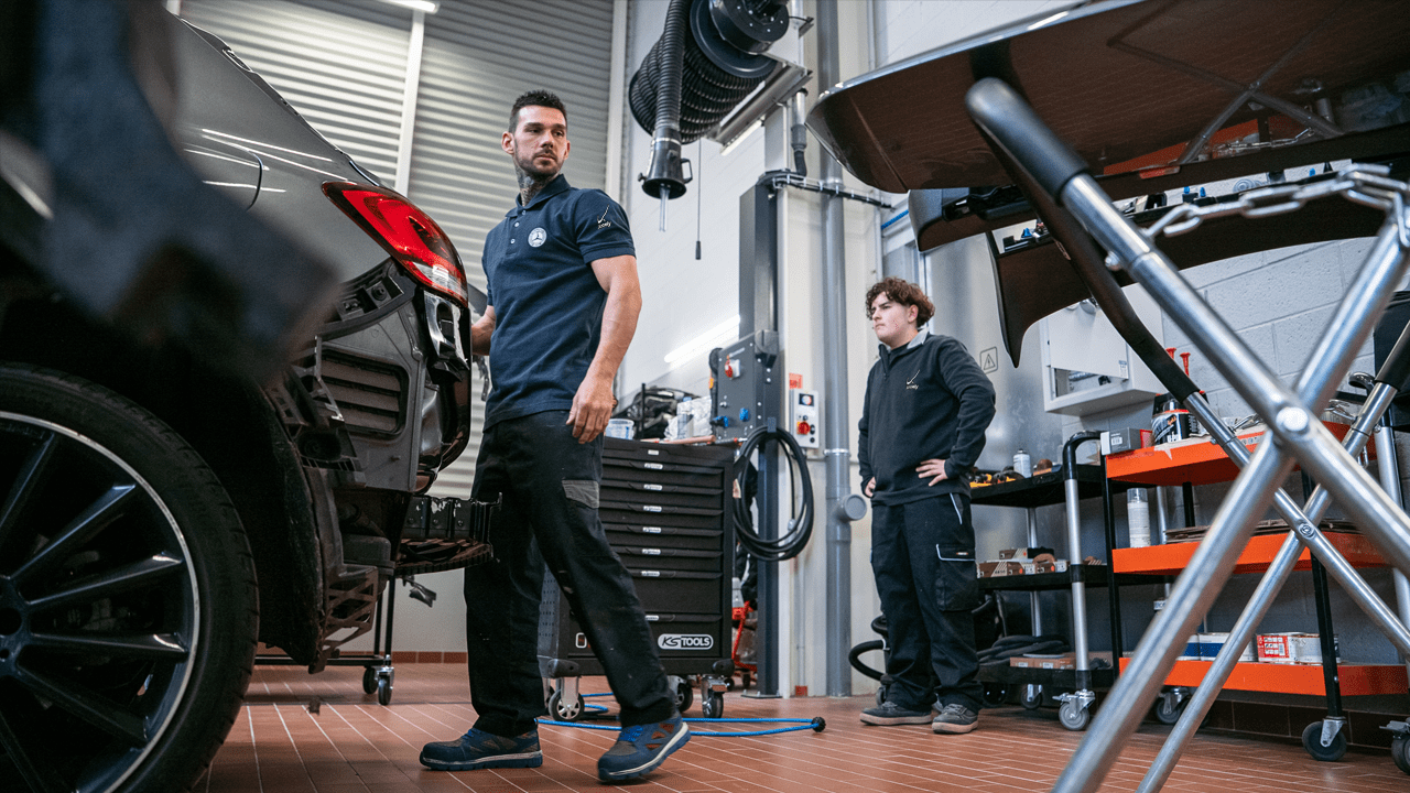 Mécanicien travaillant sur le capot d'un véhicule Mercedes-Benz