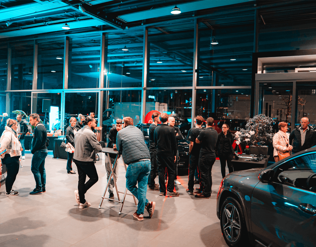Clients invités pour la Soirée Coulisse de la concession Mercedes-Benz Kroely Strasbourg