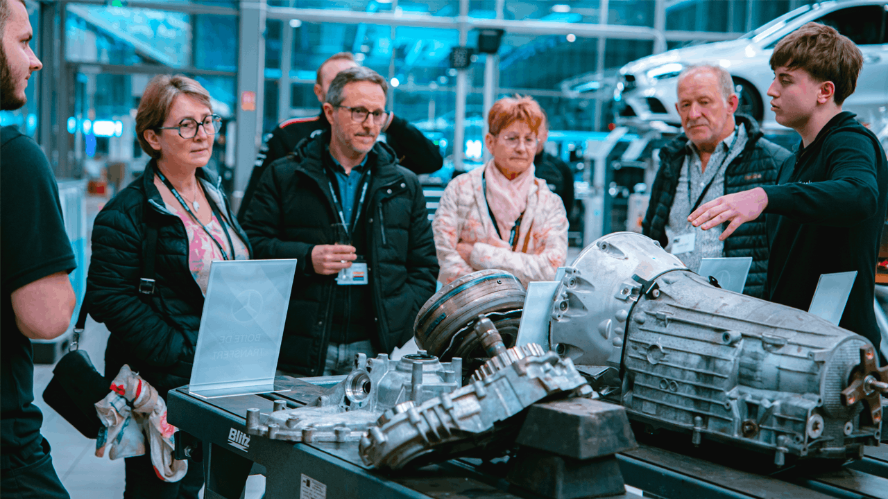 Découverte des pièces mécaniques lors de la Soirée Coulisses de la concession Mercedes-Benz Kroely Strasbourg