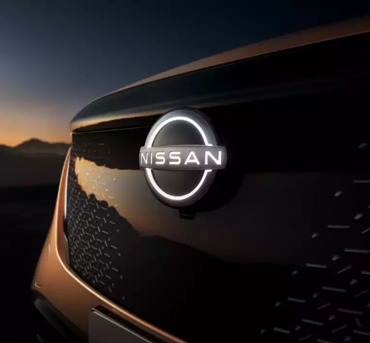 Logo lumineux de la Nissan ARIYA 100% électrique