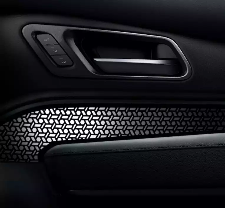 =gros plan sur le décor de la poignée de porte intérieur de la Nissan Ariya