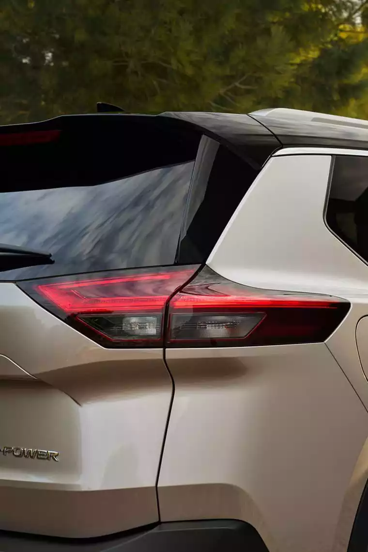 Feux arrière en forme de boomerang du X-trail