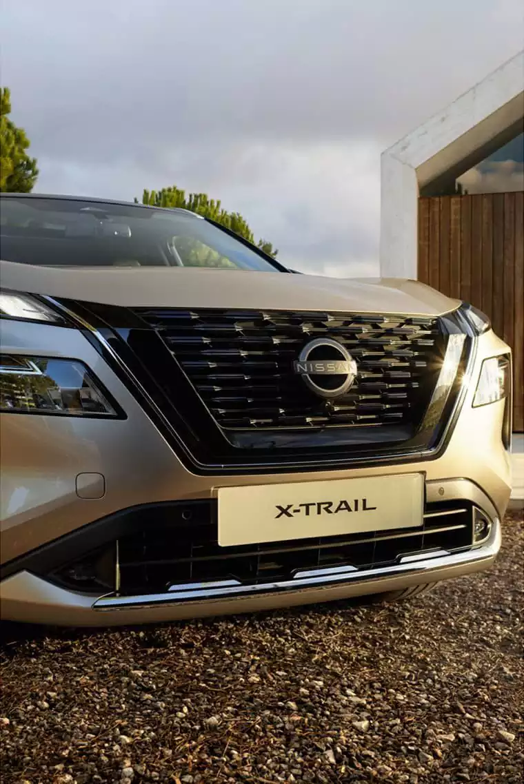 Calandre avant en V du Nissan SUV X-Trail Groupe Chevalley