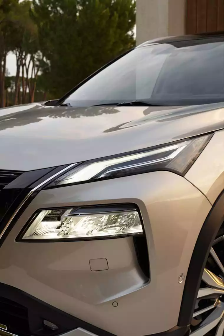 vue des feux avant à LED de la Nissan X-Trail à Genève