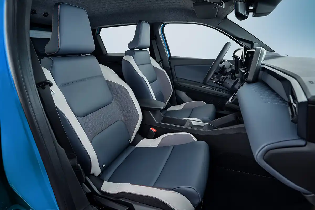 Vue intérieur avant de la nissan micra 2025